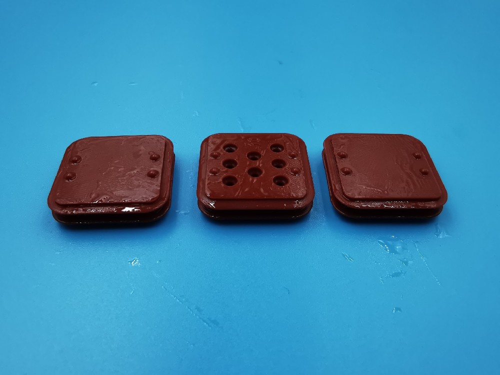 新能源汽车线束连接器硅胶封线体可以耐125度高温的情况下，1008小时，测试压缩变形率可以小于5%，低温可以耐温到-50度。